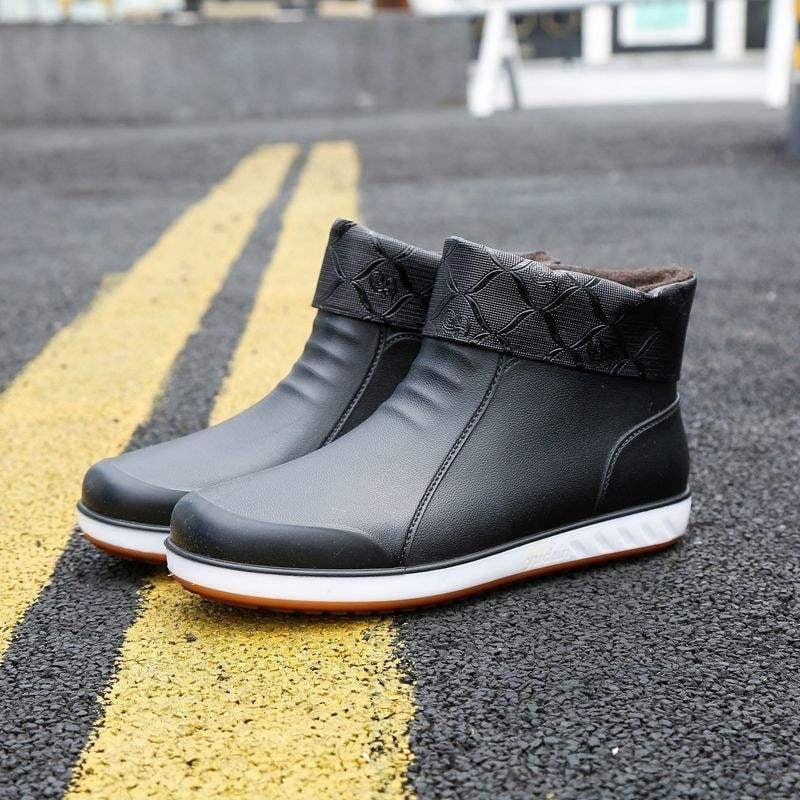 Muške kišne čizme, vodootporne, protuklizne, otporne na habanje, srednje visine, gornji dio od plastike, gumena potplata, za jesen i zimu