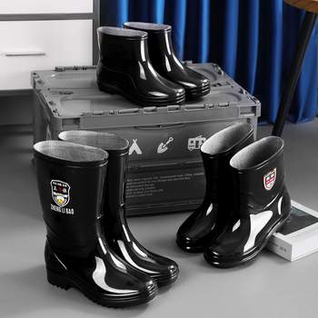 Kišne čizme s PVC gornjim dijelom, potplata od telećih tetiva, niski cjevni dizajn, mrežasta podstava, niska peta 1–3 cm