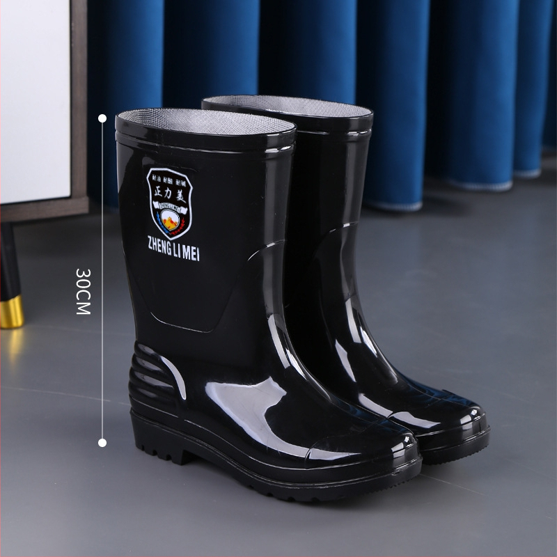 Kišne čizme s PVC gornjim dijelom, potplata od telećih tetiva, niski cjevni dizajn, mrežasta podstava, niska peta 1–3 cm