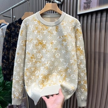 Мъжки плетен пуловер с кръгло деколте, свободен силует, дълги ръкави, текстура с бърсана повърхност и детайл с емблема