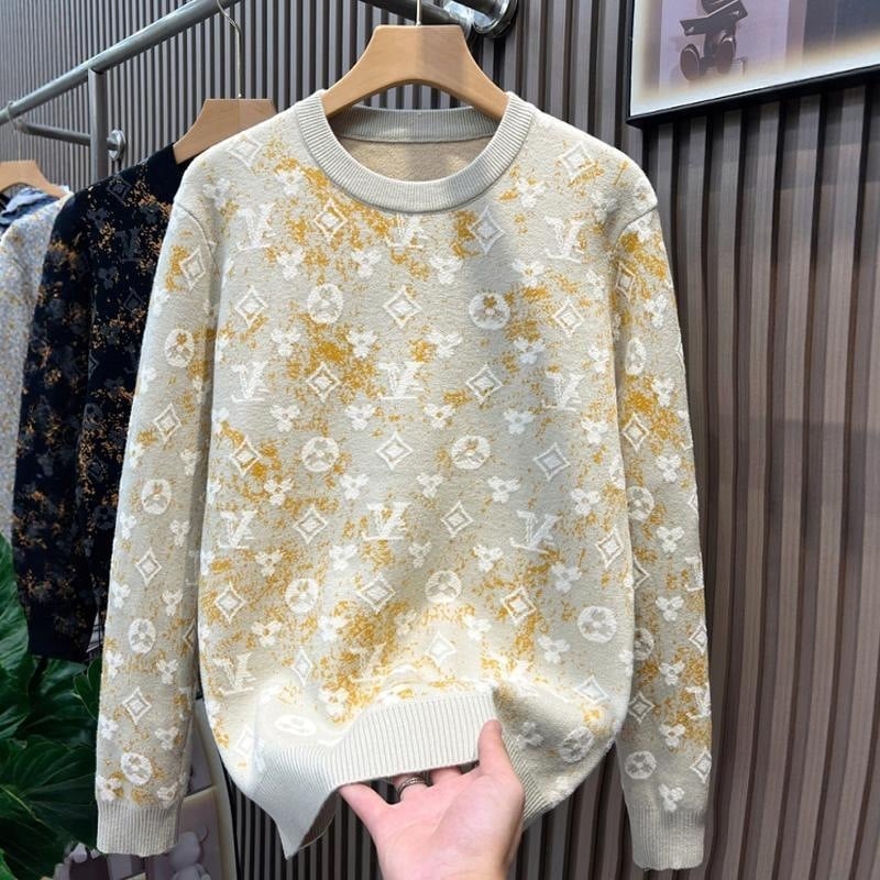 Мъжки плетен пуловер с кръгло деколте, свободен силует, дълги ръкави, текстура с бърсана повърхност и детайл с емблема