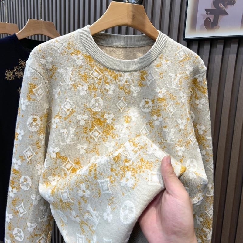 Мъжки плетен пуловер с кръгло деколте, свободен силует, дълги ръкави, текстура с бърсана повърхност и детайл с емблема