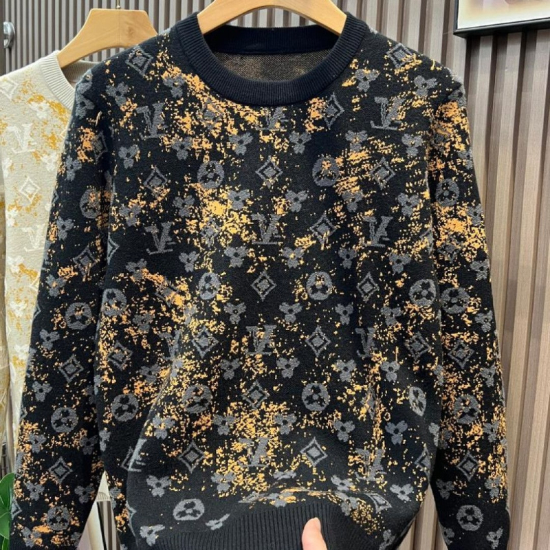 Мъжки плетен пуловер с кръгло деколте, свободен силует, дълги ръкави, текстура с бърсана повърхност и детайл с емблема