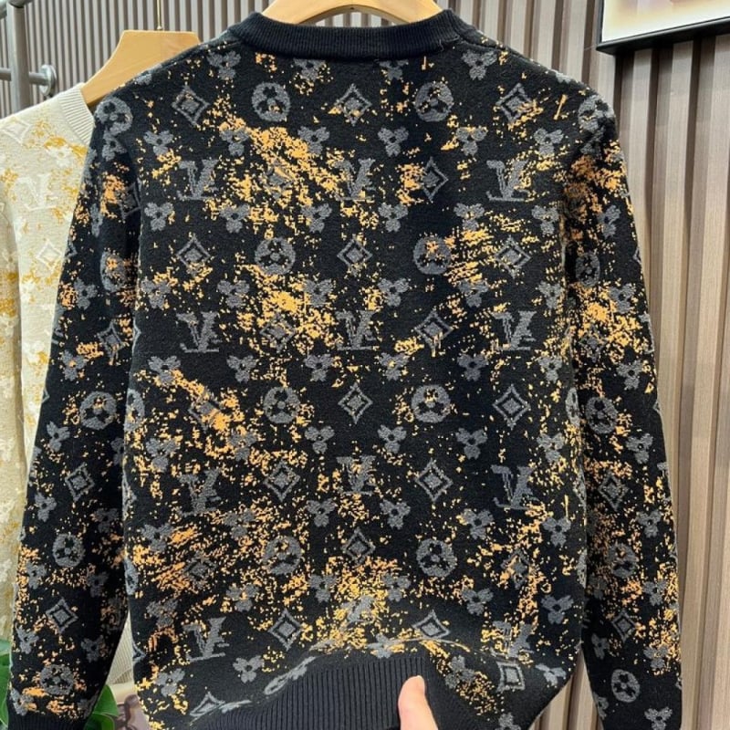 Мъжки плетен пуловер с кръгло деколте, свободен силует, дълги ръкави, текстура с бърсана повърхност и детайл с емблема