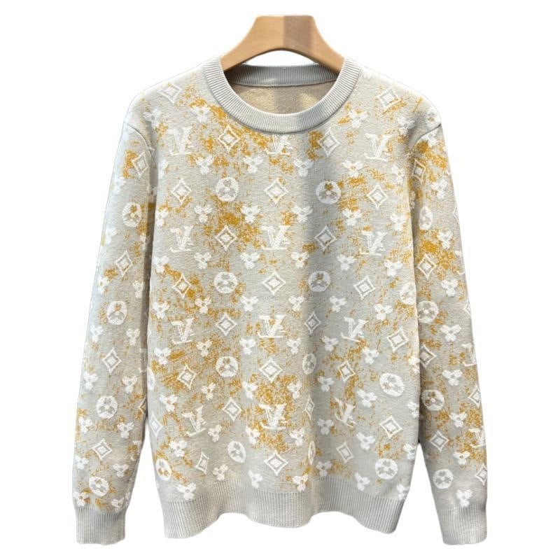 Мъжки плетен пуловер с кръгло деколте, свободен силует, дълги ръкави, текстура с бърсана повърхност и детайл с емблема