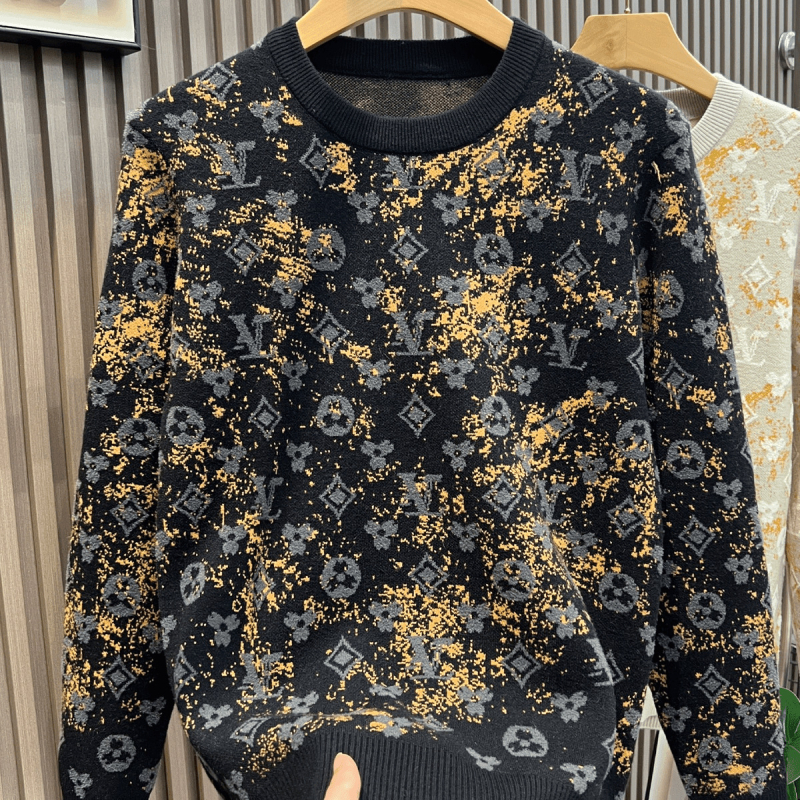 Мъжки плетен пуловер с кръгло деколте, свободен силует, дълги ръкави, текстура с бърсана повърхност и детайл с емблема