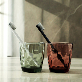 Set čaša za četkicu i vodu za usta od stakla soda-lime, cilindričnog oblika, jednovojni uzorak, moderan minimalistički stil, šest komada