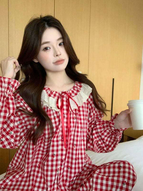 Set de pijamale din bumbac pentru femei, guler rotund, mâneci lungi, model în carouri cu motiv de cireșe — greutate medie 181-200 g/m2, 80-90% bumbac