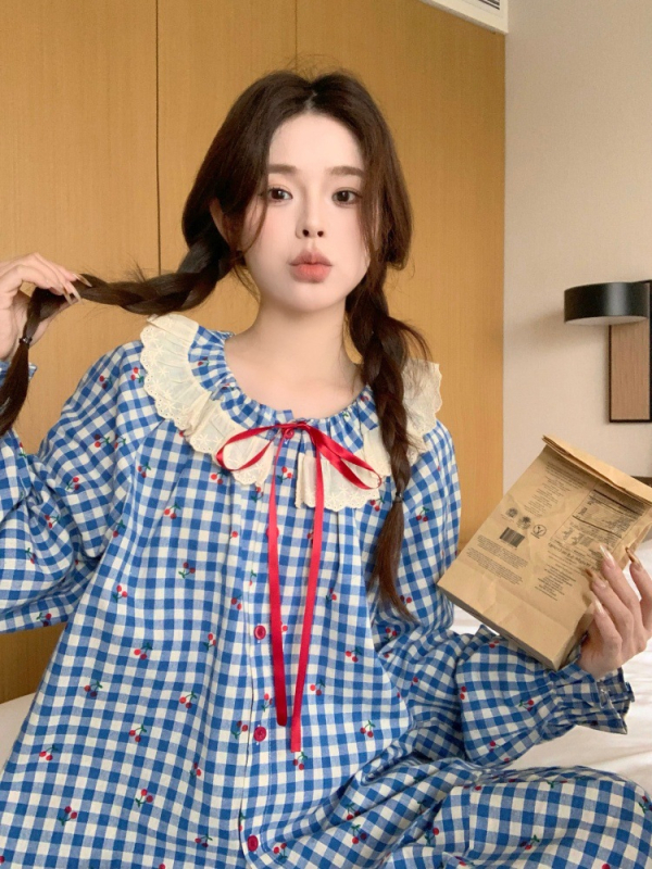 Set de pijamale din bumbac pentru femei, guler rotund, mâneci lungi, model în carouri cu motiv de cireșe — greutate medie 181-200 g/m2, 80-90% bumbac