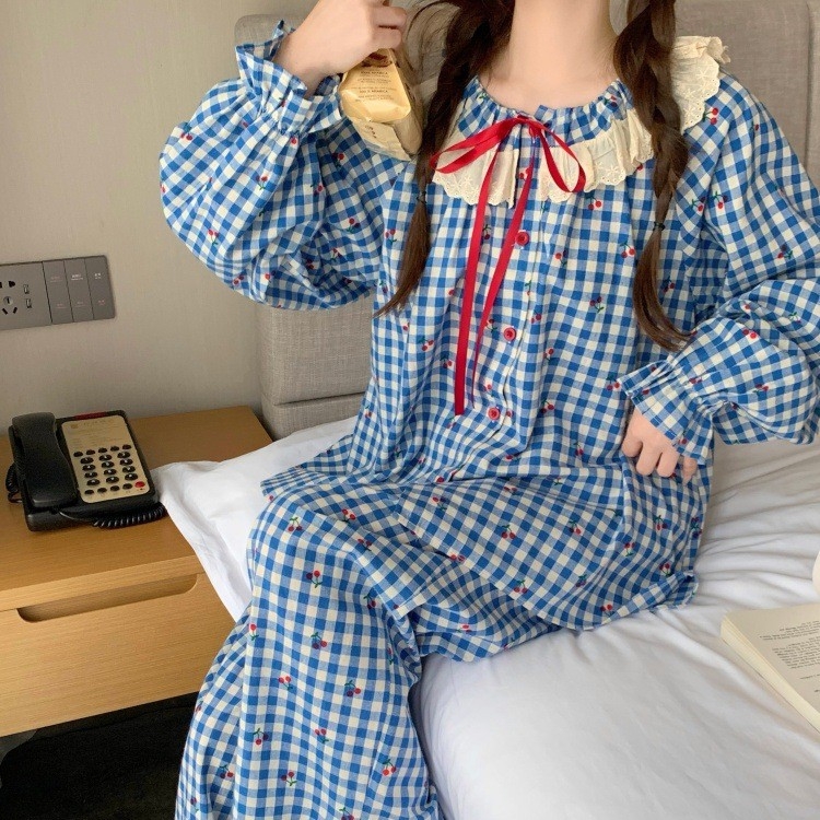 Set de pijamale din bumbac pentru femei, guler rotund, mâneci lungi, model în carouri cu motiv de cireșe — greutate medie 181-200 g/m2, 80-90% bumbac