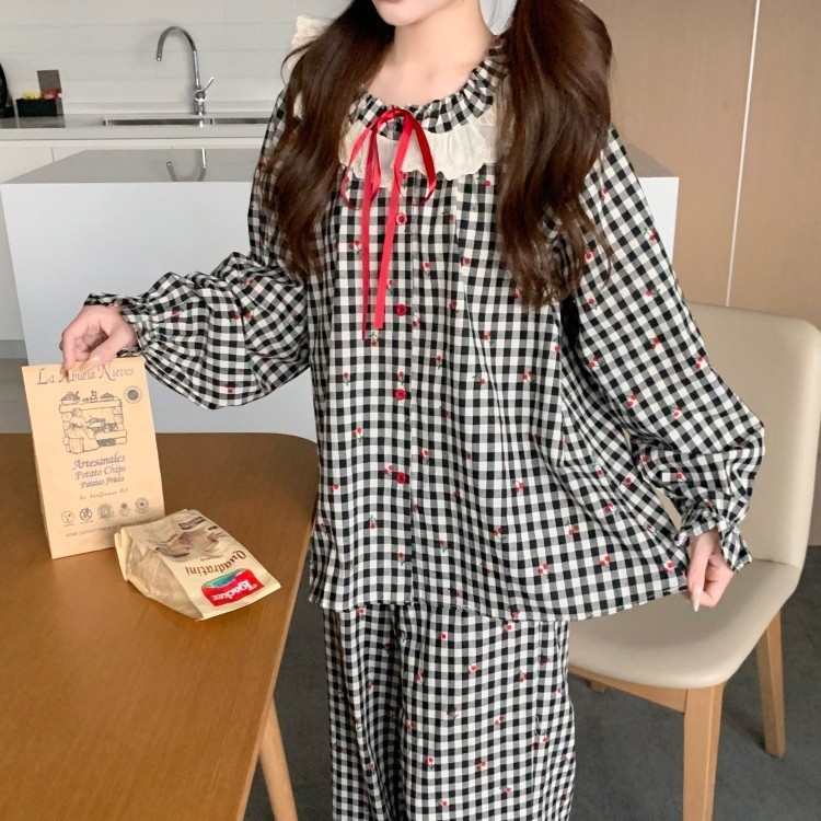 Set de pijamale din bumbac pentru femei, guler rotund, mâneci lungi, model în carouri cu motiv de cireșe — greutate medie 181-200 g/m2, 80-90% bumbac