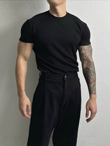 Мъжка тениска с тясна кройка, къс ръкав, влагоотвеждащ полиестер, кръгло деколте, бързосъхнеща