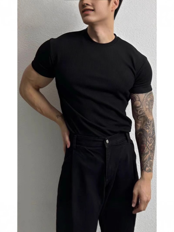 Мъжка тениска с тясна кройка, къс ръкав, влагоотвеждащ полиестер, кръгло деколте, бързосъхнеща