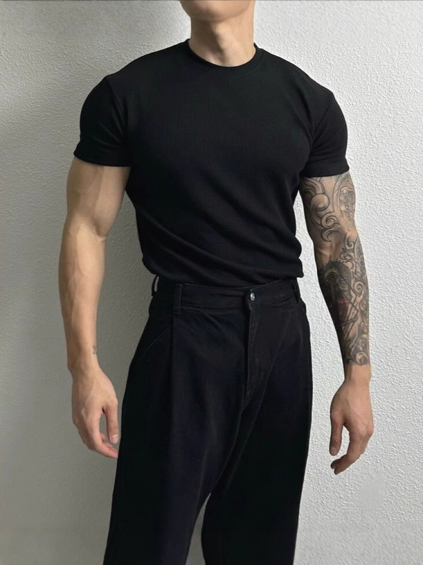 Мъжка тениска с тясна кройка, къс ръкав, влагоотвеждащ полиестер, кръгло деколте, бързосъхнеща