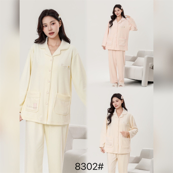 Ženski set: kardigan s ovratnikom od island velvet, s dugim rukavima i hlače; debeli materijal 251–300 g/m²; sastav 90–95% island velvet