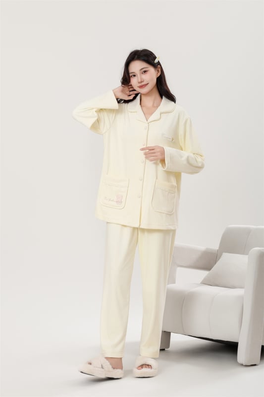 Ženski set: kardigan s ovratnikom od island velvet, s dugim rukavima i hlače; debeli materijal 251–300 g/m²; sastav 90–95% island velvet