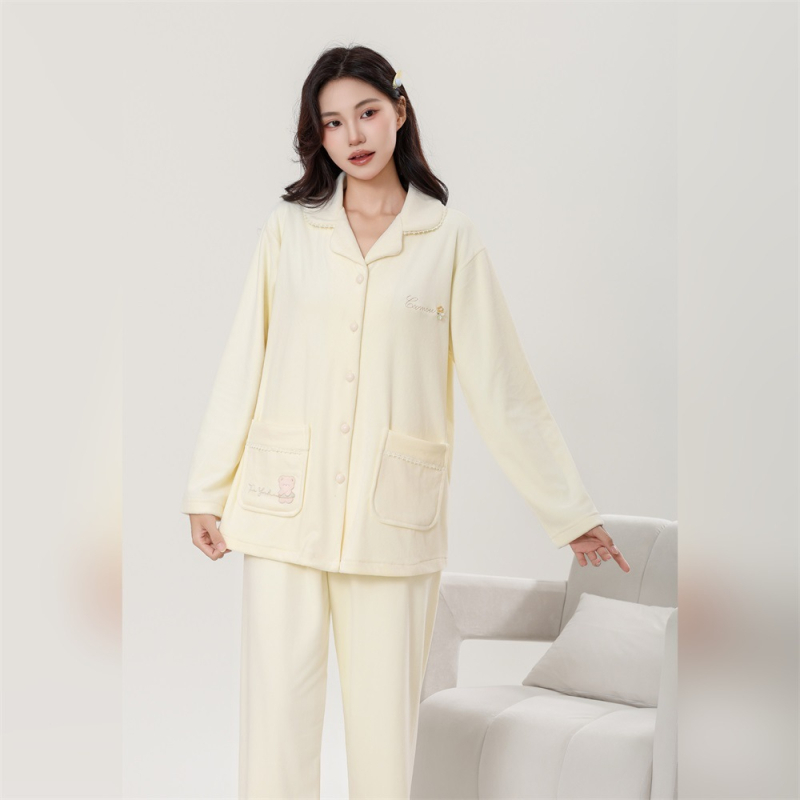 Ženski set: kardigan s ovratnikom od island velvet, s dugim rukavima i hlače; debeli materijal 251–300 g/m²; sastav 90–95% island velvet