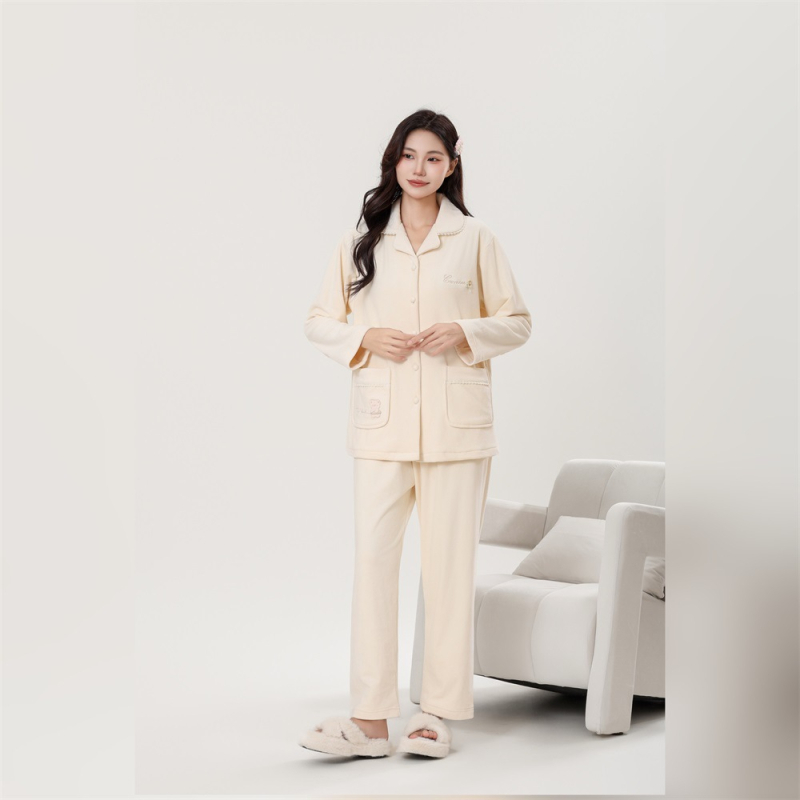 Ženski set: kardigan s ovratnikom od island velvet, s dugim rukavima i hlače; debeli materijal 251–300 g/m²; sastav 90–95% island velvet