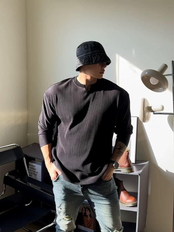 Мъжка тениска с V-образно деколте, плисирана и рибеста текстура, свободен силует, дълги ръкави