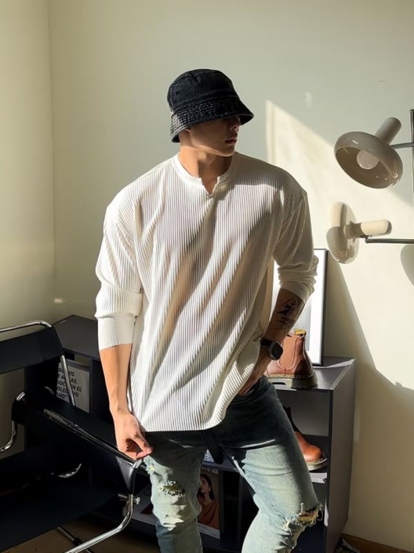 Мъжка тениска с V-образно деколте, плисирана и рибеста текстура, свободен силует, дълги ръкави