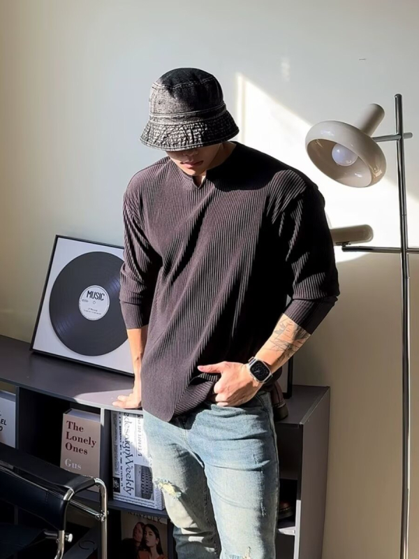 Мъжка тениска с V-образно деколте, плисирана и рибеста текстура, свободен силует, дълги ръкави