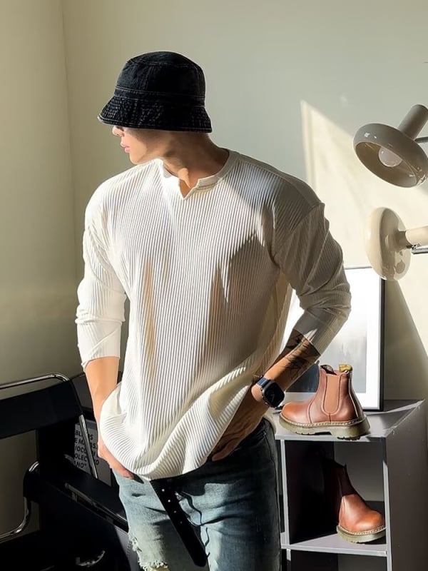 Мъжка тениска с V-образно деколте, плисирана и рибеста текстура, свободен силует, дълги ръкави