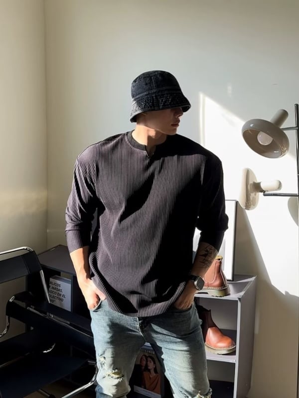 Мъжка тениска с V-образно деколте, плисирана и рибеста текстура, свободен силует, дълги ръкави