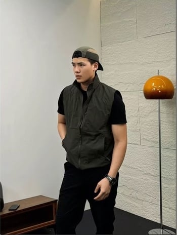 Спортен жилет, свободна кройка, 100% полиестер, еднотонен модел, странични джобове