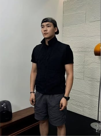 Спортен жилет, свободна кройка, 100% полиестер, еднотонен модел, странични джобове