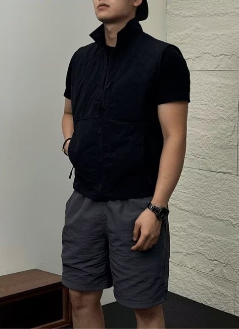 Спортен жилет, свободна кройка, 100% полиестер, еднотонен модел, странични джобове