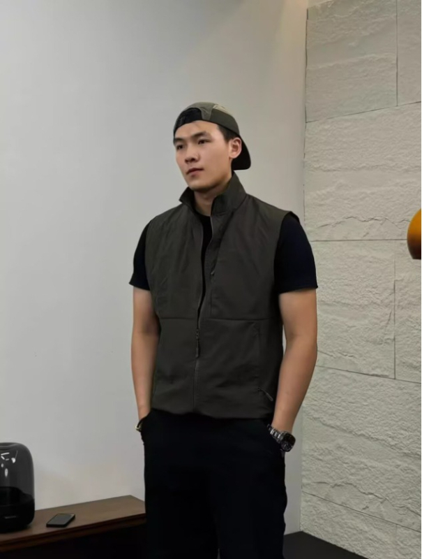 Спортен жилет, свободна кройка, 100% полиестер, еднотонен модел, странични джобове