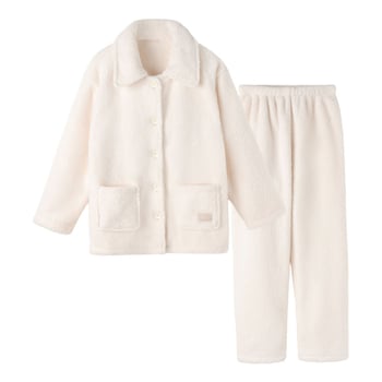 Női korall-flízes pizsama szett, két darabos, hosszú ujjú felső és hosszú nadrág, vastag anyag, poliészter 95-100%, otthoni viselet.