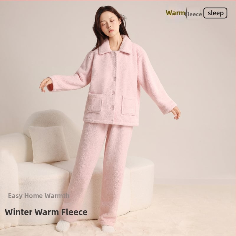 Női korall-flízes pizsama szett, két darabos, hosszú ujjú felső és hosszú nadrág, vastag anyag, poliészter 95-100%, otthoni viselet.