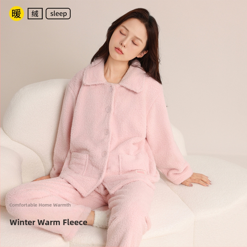 Női korall-flízes pizsama szett, két darabos, hosszú ujjú felső és hosszú nadrág, vastag anyag, poliészter 95-100%, otthoni viselet.