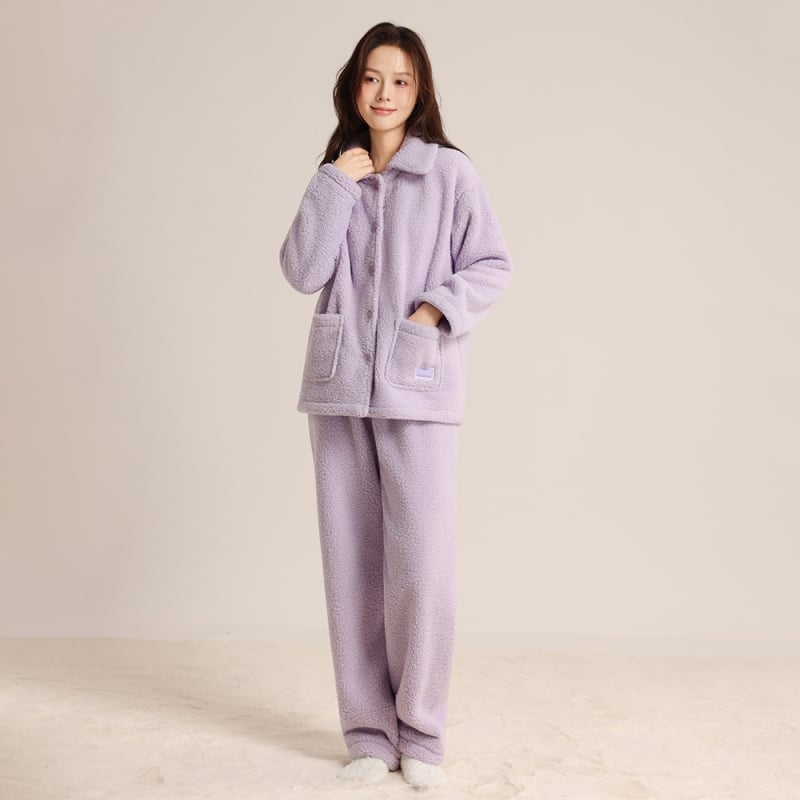 Női korall-flízes pizsama szett, két darabos, hosszú ujjú felső és hosszú nadrág, vastag anyag, poliészter 95-100%, otthoni viselet.