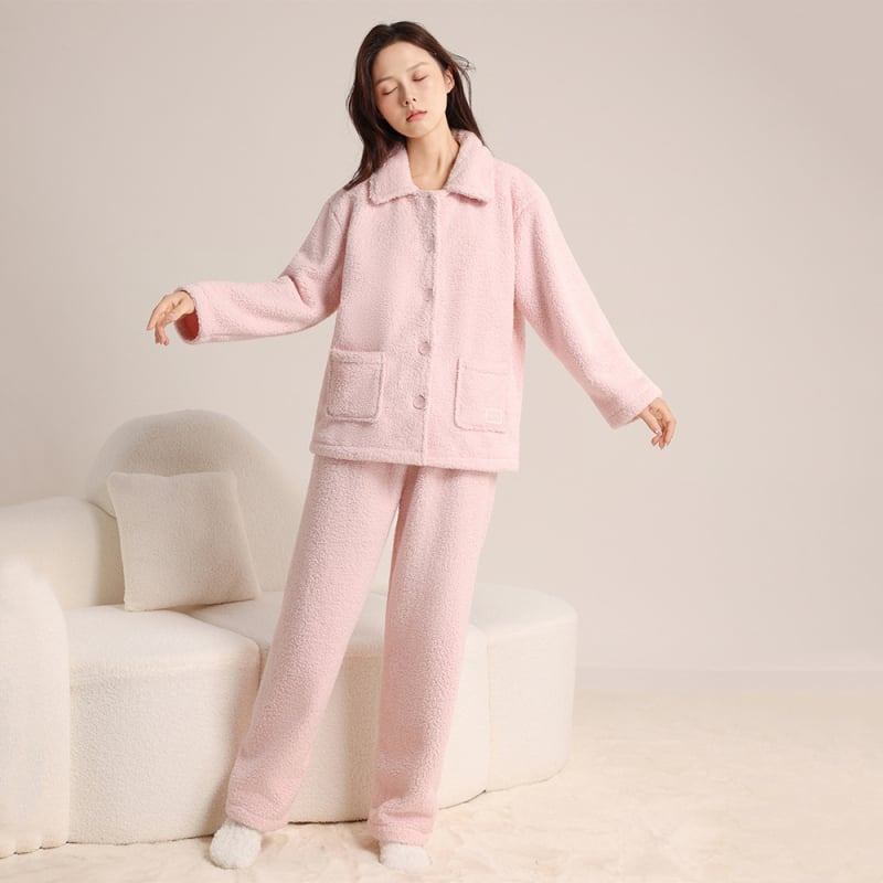 Női korall-flízes pizsama szett, két darabos, hosszú ujjú felső és hosszú nadrág, vastag anyag, poliészter 95-100%, otthoni viselet.