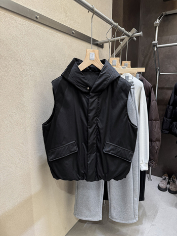 Vesta bărbați cu glugă, țesătură poliester, umplutură din puf alb de rață, conținut puf 86–90%, toamnă 2025