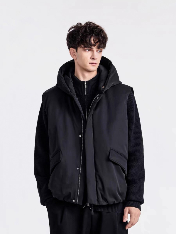 Vesta bărbați cu glugă, țesătură poliester, umplutură din puf alb de rață, conținut puf 86–90%, toamnă 2025