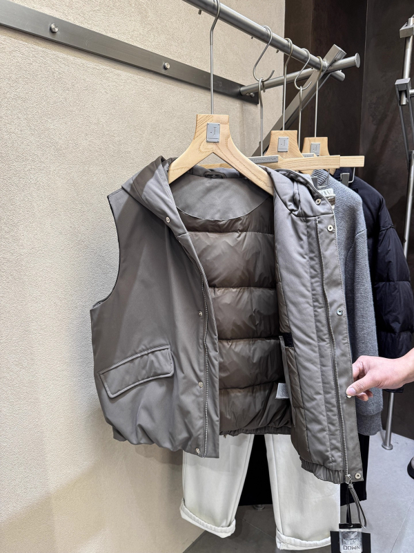 Vesta bărbați cu glugă, țesătură poliester, umplutură din puf alb de rață, conținut puf 86–90%, toamnă 2025