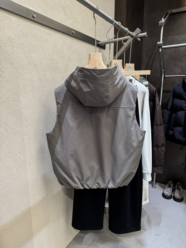 Vesta bărbați cu glugă, țesătură poliester, umplutură din puf alb de rață, conținut puf 86–90%, toamnă 2025