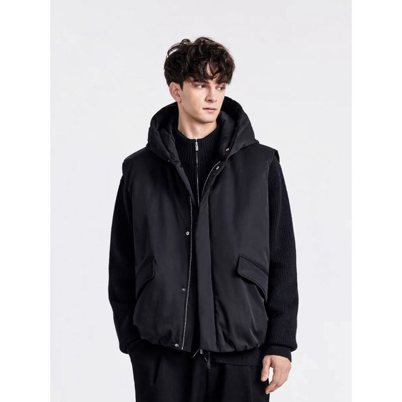 Vesta bărbați cu glugă, țesătură poliester, umplutură din puf alb de rață, conținut puf 86–90%, toamnă 2025