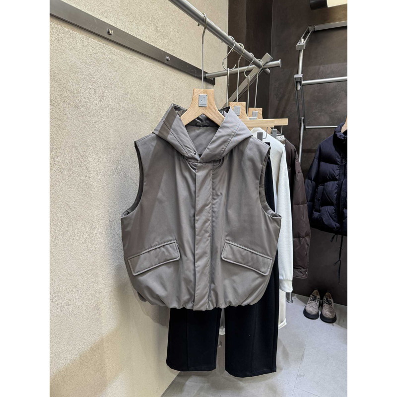 Vesta bărbați cu glugă, țesătură poliester, umplutură din puf alb de rață, conținut puf 86–90%, toamnă 2025