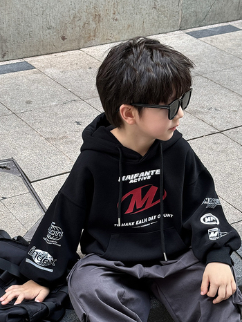 Kisfiúknak kapucnis pulóver, betűs mintával, hosszú ujjú, 95% pamut