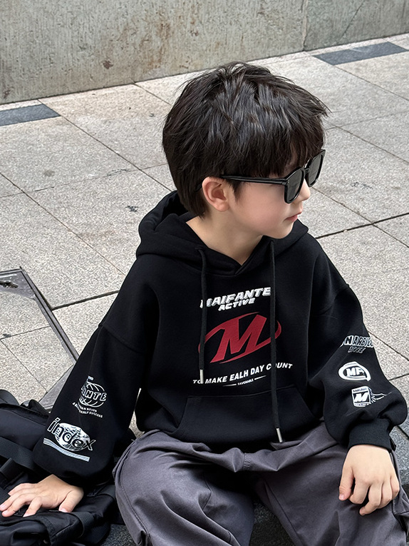 Kisfiúknak kapucnis pulóver, betűs mintával, hosszú ujjú, 95% pamut