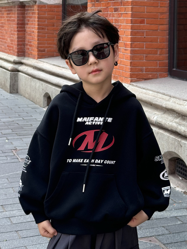 Kisfiúknak kapucnis pulóver, betűs mintával, hosszú ujjú, 95% pamut