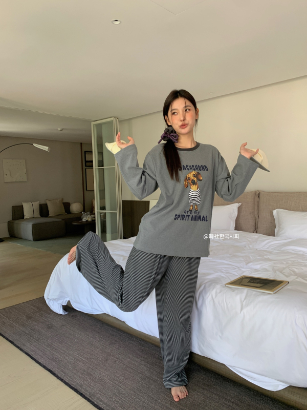 Set de pijamale în stil coreean cu imprimeu cu câine desenat, top pulover cu guler rotund și pantaloni lungi, poliester de greutate medie (181–200 g/m²), potrivit pentru iarnă, primăvară și toamnă