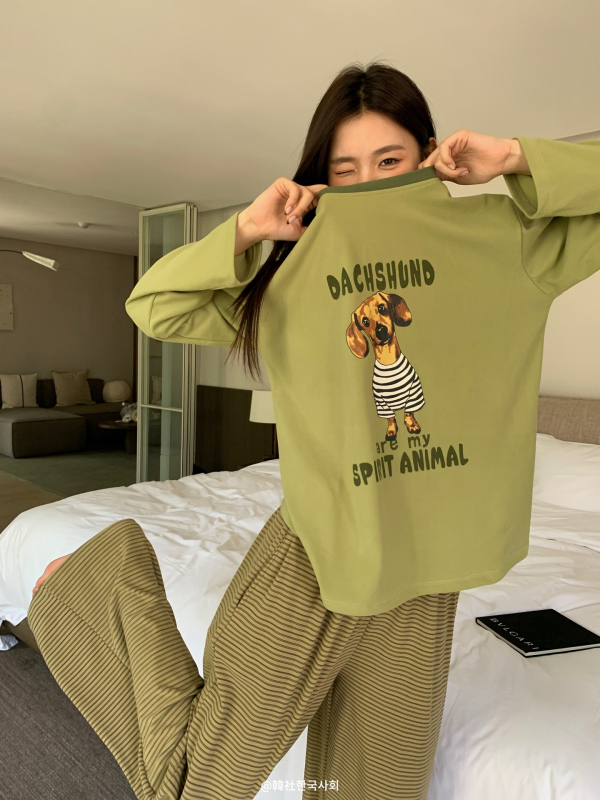 Set de pijamale în stil coreean cu imprimeu cu câine desenat, top pulover cu guler rotund și pantaloni lungi, poliester de greutate medie (181–200 g/m²), potrivit pentru iarnă, primăvară și toamnă