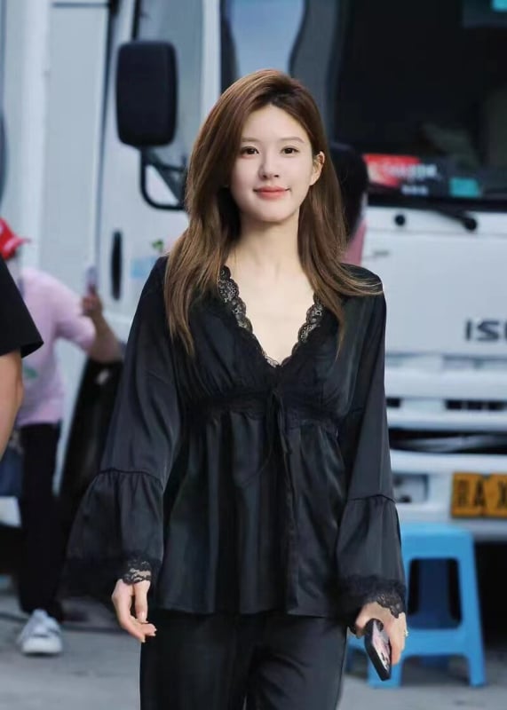 Set de pijama din trei piese, din ice silk, cu inserții pentru bust, cardigan în stil franțuzesc, decolteu în V, mâneci lungi