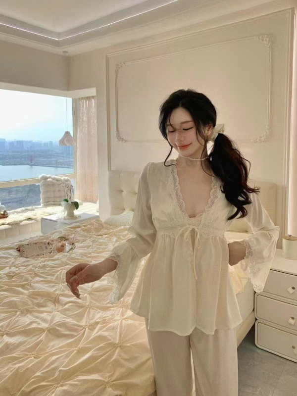 Set de pijama din trei piese, din ice silk, cu inserții pentru bust, cardigan în stil franțuzesc, decolteu în V, mâneci lungi