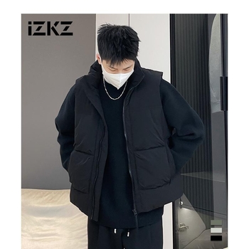 Muška down vesta — lagana i topla, labav kroj, stojeći ovratnik, zatvarač, sadržaj perja 86–90%, srednja duljina 65–80 cm